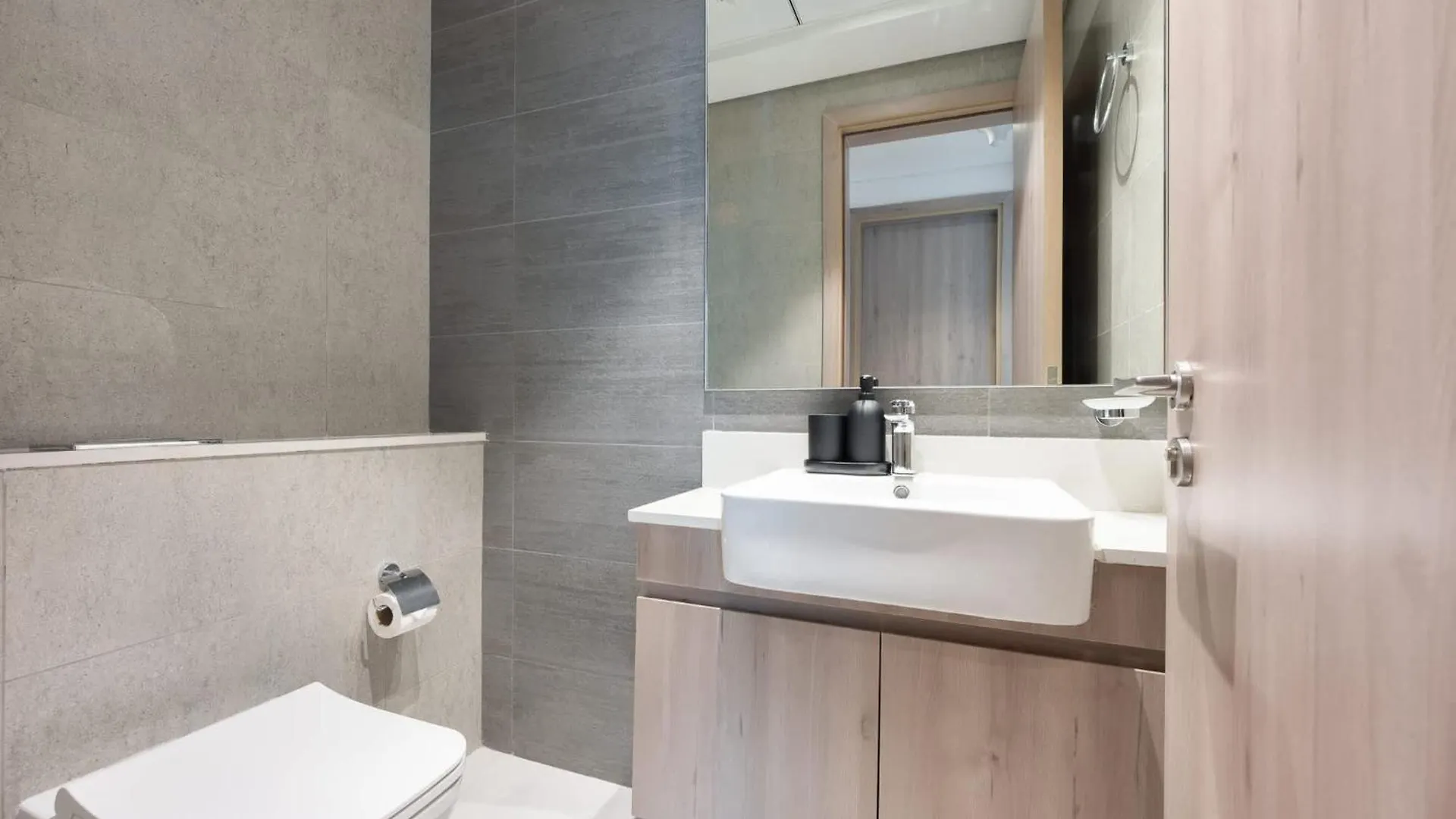Modern Aesthetic 1-Bedroom Apartment In Dubai Hills