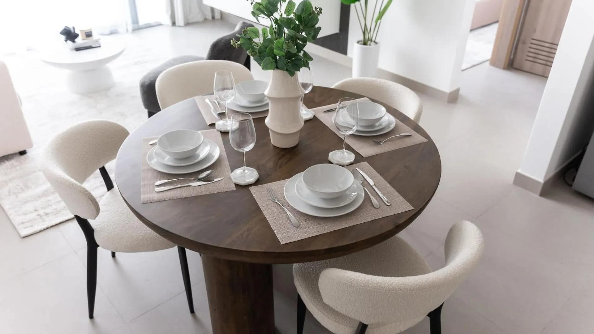 Modern Aesthetic 1-Bedroom Apartment In Dubai Hills